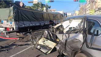 台中BMW撞大货车    左侧全毁3人受伤    驾驶：自己恍神