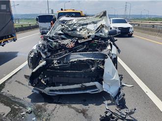 台74線自小客撞緩撞車！鏟起車尾「引擎蓋削掉」慘況曝光