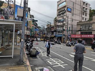 基隆綠黨團地院門口記者會   兩騎士當場互撞受傷   10議員秒變交通警察