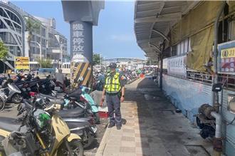 東港迎王倒數湧人潮 警強力整頓華僑市場交通