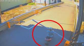 「我是谁？我在哪？」 阿伯骑车出社区撞栅栏摔车