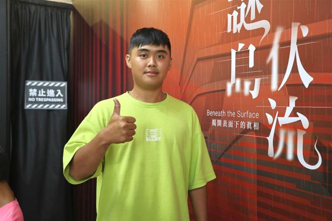 陆军8军团宪兵连一兵高咏智在体验《谜岛伏流》的沉浸式游戏后，深化自我对讯息和新闻真偽的查证。（记者孙建屏摄）