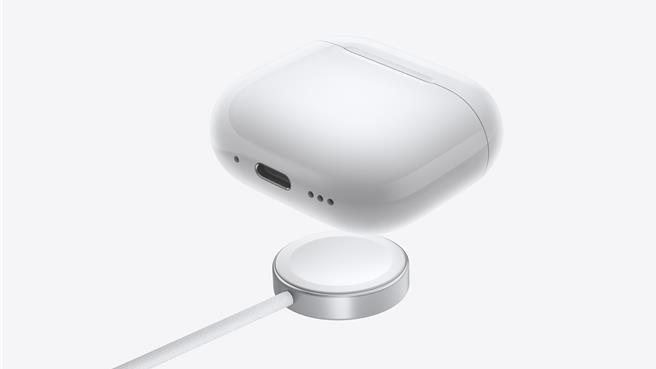 具「主動式降噪」的 AirPods 4有多種充電形式，能以USB-C充電線、Qi 認證充電器或 Apple Watch 充電器進行充電。（Apple提供）