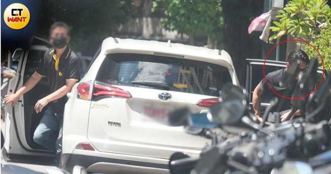 发现有镜头的柯汶利立刻低头。（图／本刊摄影组）