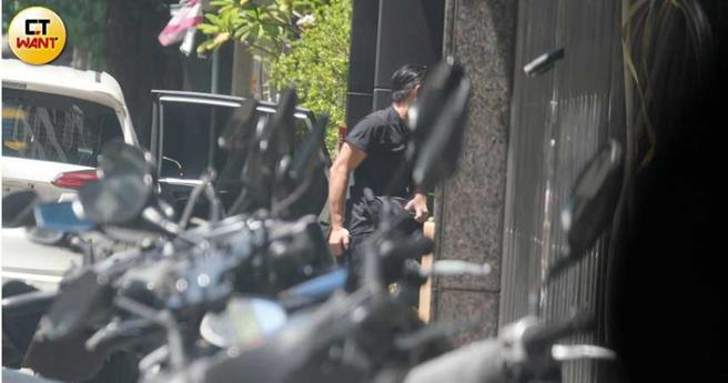 其实已经被媒体多次捕捉的柯汶利仍撇头闪镜头钻进张钧宁家门口屋檐下。（图／本刊摄影组）