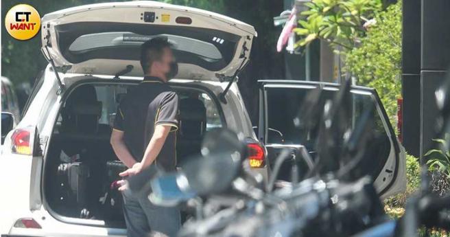 柯汶利快闪进门的举动，似乎让司机先生愣了一下，不知道下一步要干嘛。（图／本刊摄影组）