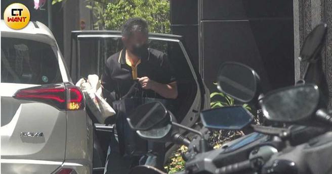 大概是收到指令，司机先生开始将柯汶利的东西搬下车移进屋檐下。（图／本刊摄影组）