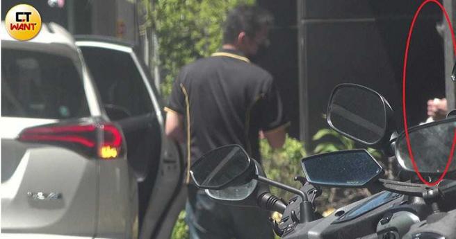 柯汶利只伸出手看似是付钱给司机先生，动作十分迅速。（图／本刊摄影组）