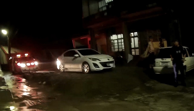 黄姓男子与苏姓男子疑于酒后爆口角，黄男持镰刀攻击苏男，造成苏男头部及身体受伤。（翻摄照片／洪靖宜高雄传真）