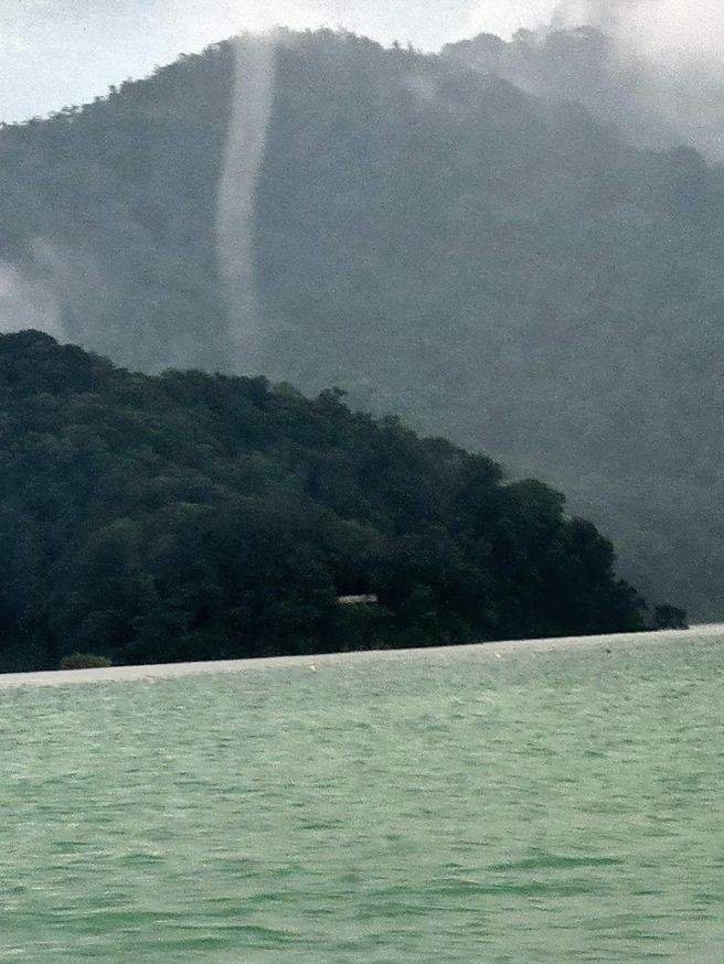 一名民眾8日下午4點在南投日月潭水社碼頭目擊，水面上出現罕見的「水龍捲」。（翻攝自爆廢公社）