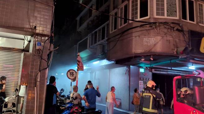 位于北市大同区西寧北路83号一处12楼民宅，昨晚深夜时分发生火警事故。（图 / 刘咏韵翻摄）