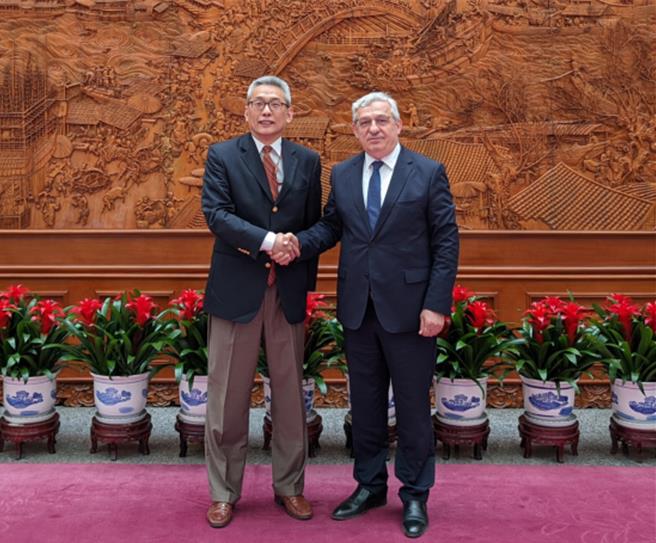 大陆外交部原任拉丁美洲和加勒比司长的蔡伟（左），已经调任北美大洋洲司长。（大陆外交部）