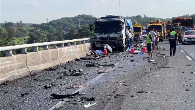 国道3号南下146.2公里通霄路段，10日清晨7时许，发生一辆国道救援队的拖吊车正准备拖吊一辆故障停在路肩的大货车时，遭后方砂石车追撞，当场造成2死。（读者提供／谢明俊苗栗传真）