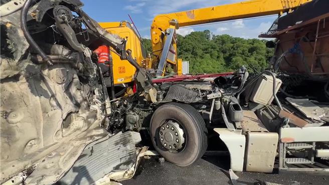 国道3号南下146.2公里通霄路段，10日清晨7时许，发生一辆国道救援队的拖吊车正准备拖吊一辆故障停在路肩的大货车时，遭后方砂石车追撞，当场造成2死。（读者提供／谢明俊苗栗传真）