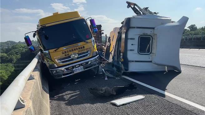 国道3号南下146.2公里通霄路段，10日清晨7时许，发生一辆国道救援队的拖吊车正准备拖吊一辆故障停在路肩的大货车时，遭后方砂石车追撞，当场造成2死。（读者提供／谢明俊苗栗传真）