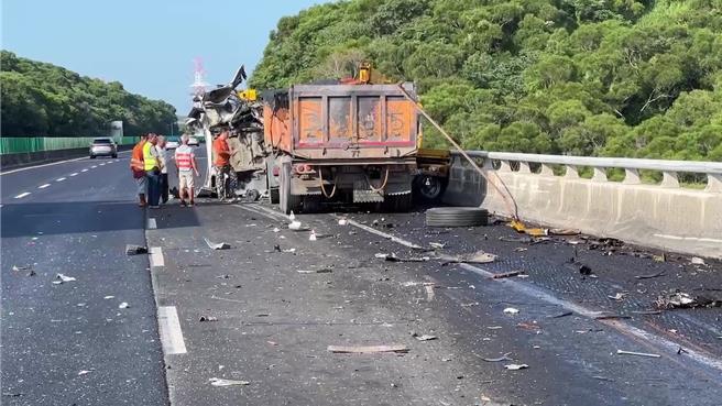 国道3号南下146.2公里通霄路段，10日清晨7时许，发生一辆国道救援队的拖吊车正准备拖吊一辆故障停在路肩的大货车时，遭后方砂石车追撞，当场造成2死。（读者提供／谢明俊苗栗传真）