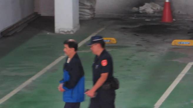 彭振声遭押「蓝白拖加外套」现身 首度提讯查「异常金流」。（陈志贤摄）