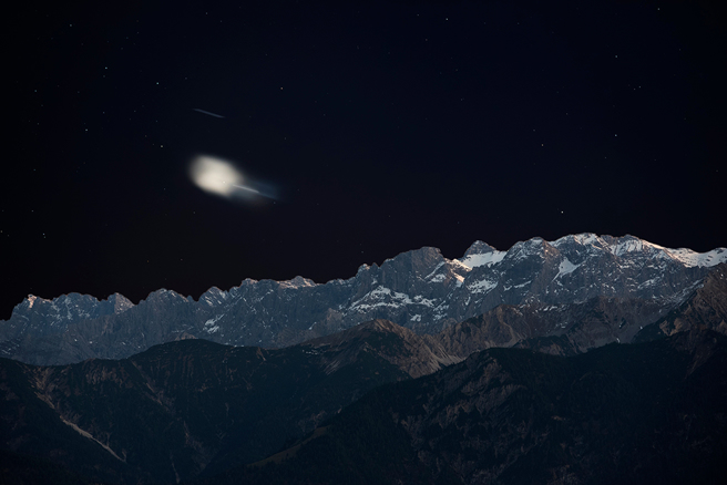 美国一对夫妻在户外观星时，意外拍到不明飞行物体。（示意图：Shutterstock／达志）