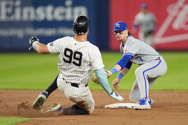 洋基賈吉(左)滑二壘被皇家游擊手小威特觸殺。（美聯社）