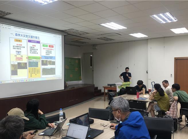 与会人员学习如何使用「森林火灾事故紧急应变指挥系统（ICS）」。（林保屏东分署提供／罗琦文屏东传真）