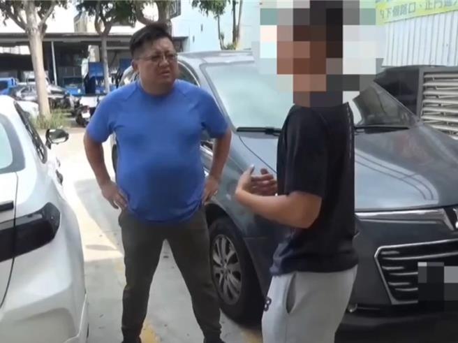 备受瞩目的 「Red Bull Showrun」台中国际赛车封街展演一票难求，台南21岁郭姓男子近日在网路以1张2000元、原价4倍兜售3张门票被警方约谈，才发现他上月底已遭取缔1次，没想到故技重施又被逮到。（民眾提供／潘虹恩台中传真）