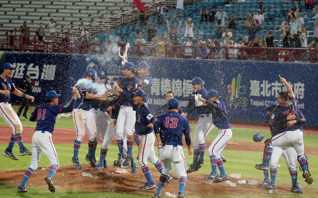 U18亞洲青棒錦標賽在天母棒球場進行冠軍戰，8日晚間由台灣迎戰日本，終場中華隊以6比1逆轉擊敗日本，繼2007年後，奪下暌違17年的亞青賽冠軍。(圖 : 本報資料照)