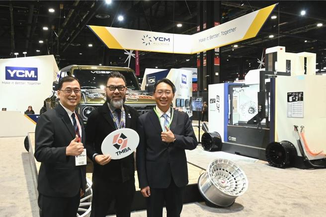 台湾工具机暨零组件公会理事长陈伯佳（中)、上银科技董事长卓文恒（右）都出席美国芝加哥工具机展。图／台湾工具机暨零组件公会提供
