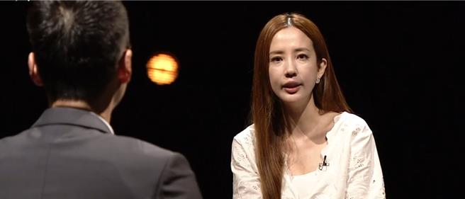 爱雅分享曾经照顾失智父亲的经验。（大爱电视台提供）