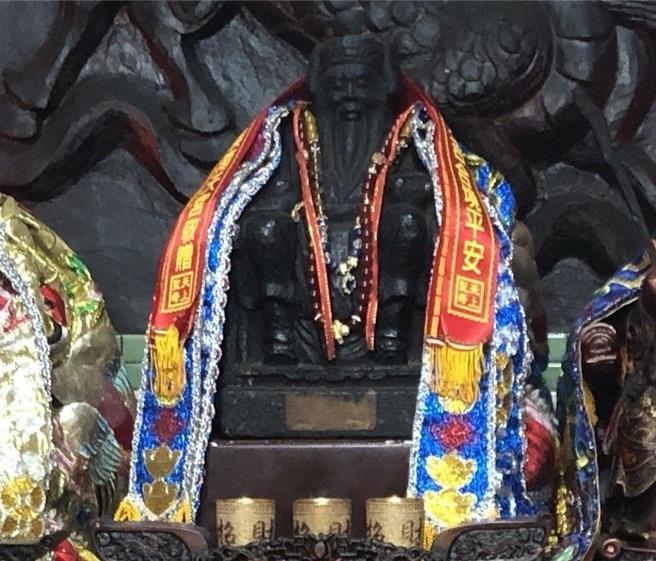 「萬興福德宮福德神石像」由本土觀音山岩雕刻而成，造型質樸，展現地方開發史、家族故事及族群記憶，經審議通過，正式指定為一般古物。（台北市立文獻館提供／劉瑋晴台北傳真）