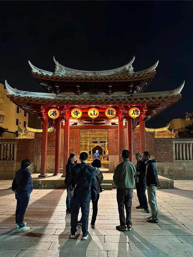 彰化县鹿港镇景福社区发展协会老师带领进用人员到龙山寺进行导览培训。（中彰投分署提供／孙英哲彰化传真）