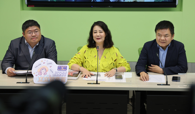 民進黨立委蔡易餘（左起）、吳思瑤、莊瑞雄10日舉行輿情回應記者會。（姚志平攝）