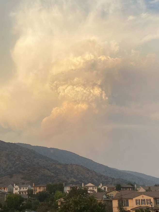 谷音PO出昔日邻居传来火烧山的照片，画面怵目惊心。（图／谷音脸书）