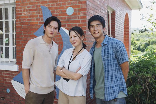 范少勳（左起）、丁寧、曾敬驊主演電影《火宅之犬》殺青，造型首度曝光。（冬候鳥電影提供）