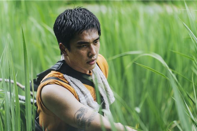 曾敬驊飾演務農少年，特地助曬讓皮膚整體都黑得均勻。（冬候鳥電影提供）