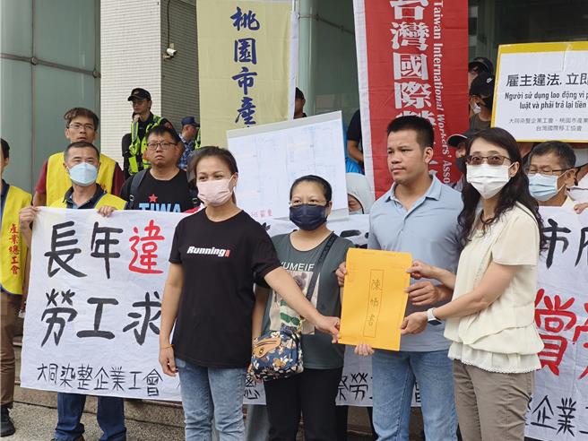 本国及移工等劳工10日到桃园市政府前抗议，指大同染整公司长年违反《劳动基准法》，长年加班费短发、加班时数超时、苛扣特休假工资等，公司员工要求权益组成工会，公司却称要歇业，劳团要求应先处理劳工权益再谈关厂。（赖佑维摄）