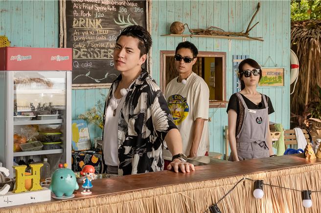 王大陆（左起）、杨佑寧、柯佳嬿刻意耍帅。（泰坦星文创影视提供）