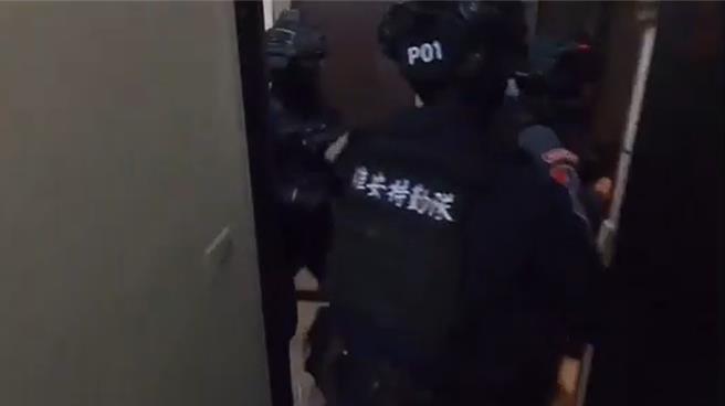 警方强势攻坚。（翻摄照片／洪靖宜高雄传真）
