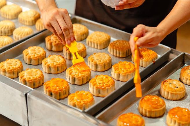中秋节将至，但却有业者透露今年中秋月饼「卖不动」，甚至有工厂从往年忙到凌晨出货变为「做三休一」（示意图：shutterstock／达志）