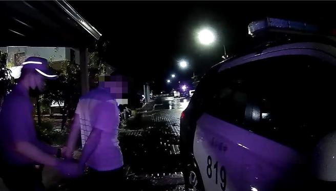 中埔分局番路所員警（8日）夜間巡邏逮到身背6條通的通緝犯。（中埔分局提供／呂妍庭嘉義傳真）