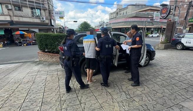 中埔分局番路所員警（8日）夜間巡邏逮到身背6條通的通緝犯。（中埔分局提供／呂妍庭嘉義傳真）