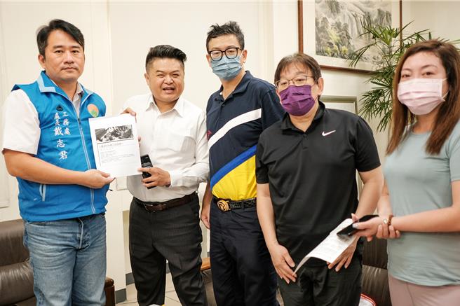 豐采520復工自救會成員10日到縣府陳情，遞交陳情書給工務處長戴志君（左），要求在安全第一下應趕快復工。（羅浚濱攝）