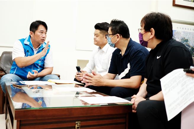 豐采520復工自救會成員10日到縣府陳情，工務處長戴志君（左）說明日前專案小組召開搶險計畫總結報告，做出豐邑提出1億元擔保金等4項決議，強調有安全驗證是復工的前提，要求豐邑確實執行。（羅浚濱攝）