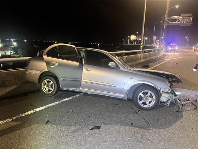 刘姓男子自撞交流道护栏，坠落桥下渔塭昏迷。（民眾提供／宝智华台南传真）