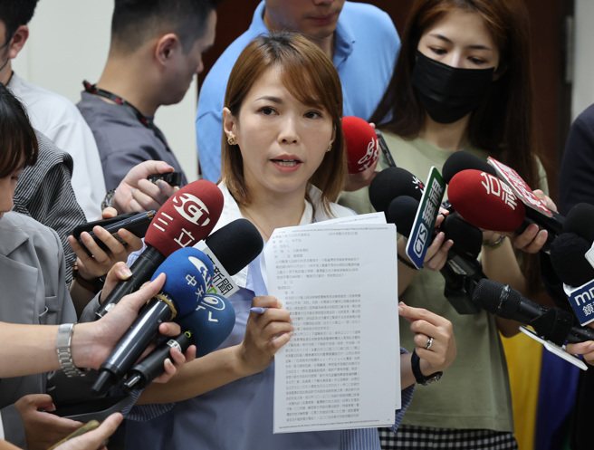 民眾党立法院党团主任陈智菡在10日党团会议后出面回应时事。（姚志平摄）