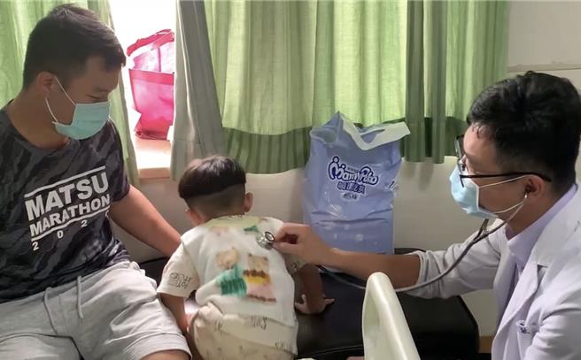 衛福部台中醫院小兒科主任李德敏表示，近來諾羅發威，許多小朋友狂吐到必須住院輸液治療。（馮惠宜攝）