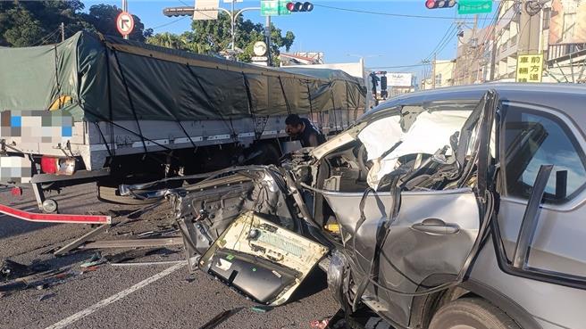 林男BMW轎車嚴重毀損。（民眾提供／李京昇台中傳真）