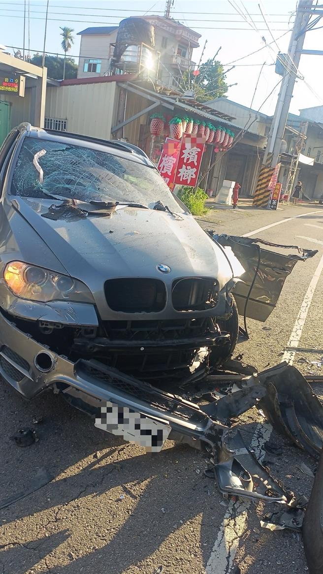 林男車輛嚴重毀損。（民眾提供／李京昇台中傳真）