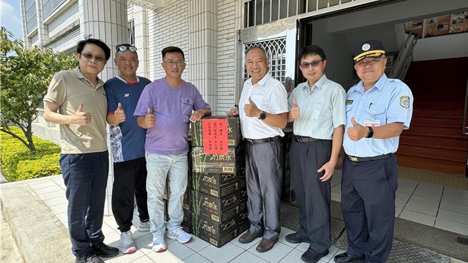 金门在地企业巨-舟电脑李锺灵(左三)与金一体育任奕勋(左二)两位热心企业主，携手金门县议员许大鸿于今日上午主动捐赠金门监狱150箱矿泉水，供狱方制成结冰水，发放予收容人降温消暑。(于家麒摄)