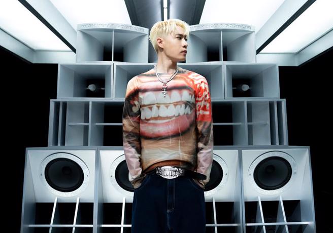 周汤豪推出新歌〈你说的都对〉充满强烈Y3K风格。（环球音乐提供）