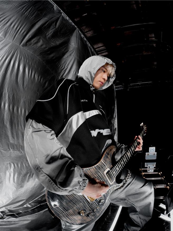 周汤豪推出新歌〈你说的都对〉充满强烈Y3K风格。（环球音乐提供）